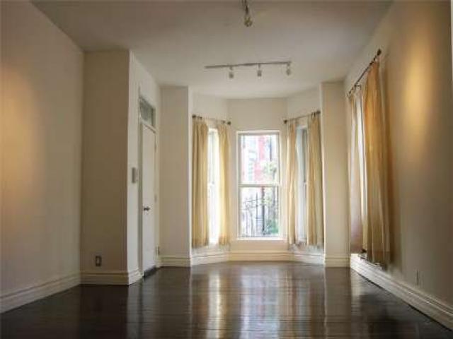 429 Dundas St E