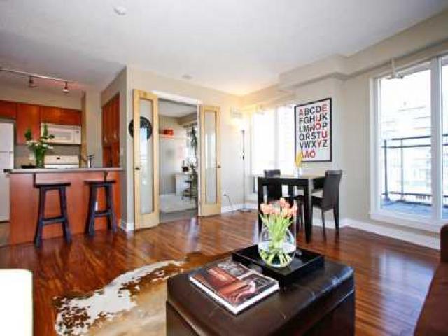 1005 - 255 Richmond St E