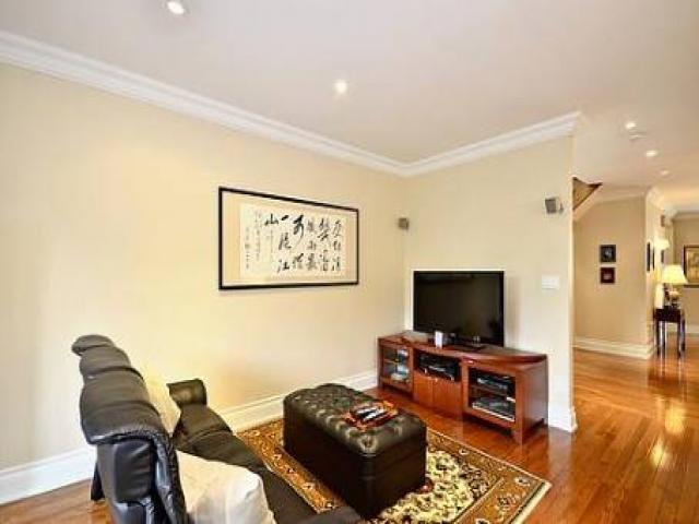 382 Old Orchard Grve