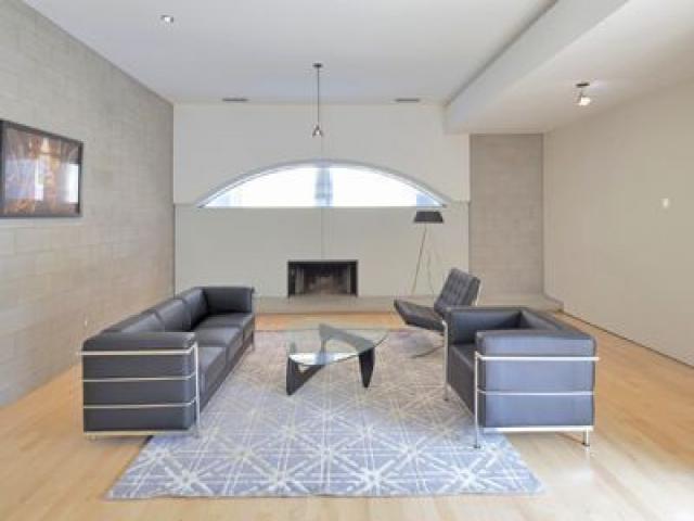 548 Richmond St W
