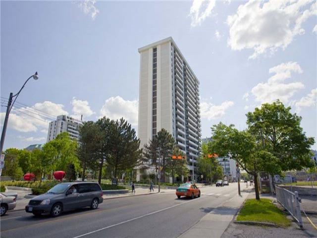 703 - 141 Davisville Ave