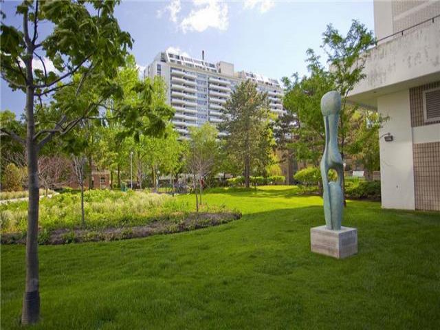 703 - 141 Davisville Ave