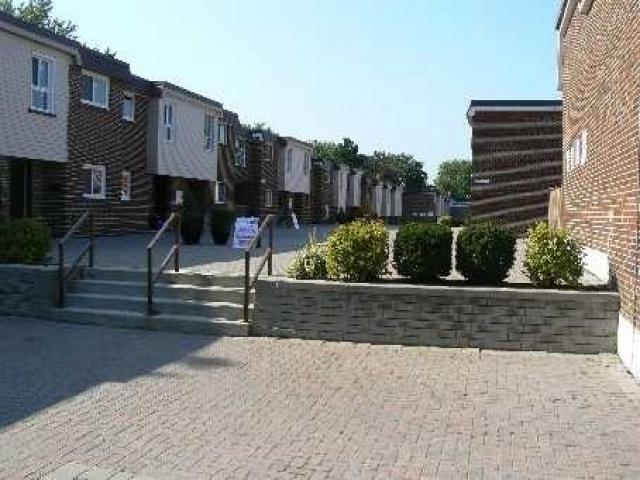 111 - 61 Godstone Rd