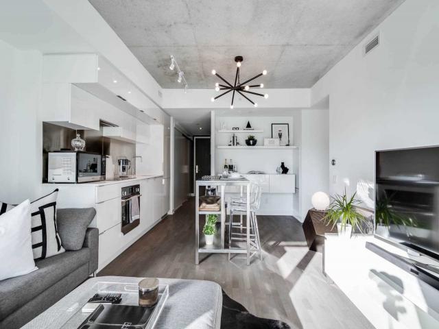 185 Roehampton Ave, Unit 410