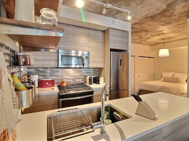 912 - 111 Bathurst  St