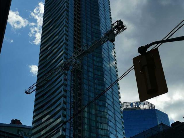 197 Yonge St, Unit 3910
