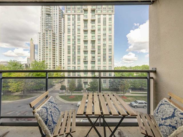 402 - 28 Hollywood Ave