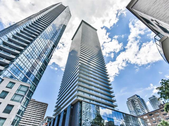 33 Charles St E, Unit 808