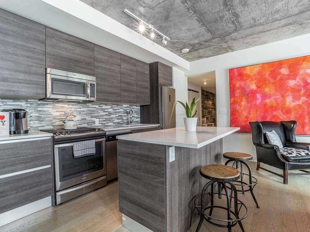 818 - 111 Bathurst St