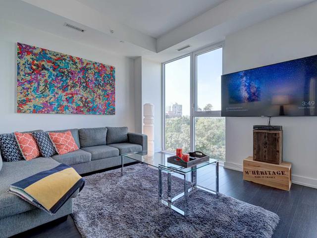 712 - 6 Parkwood Ave