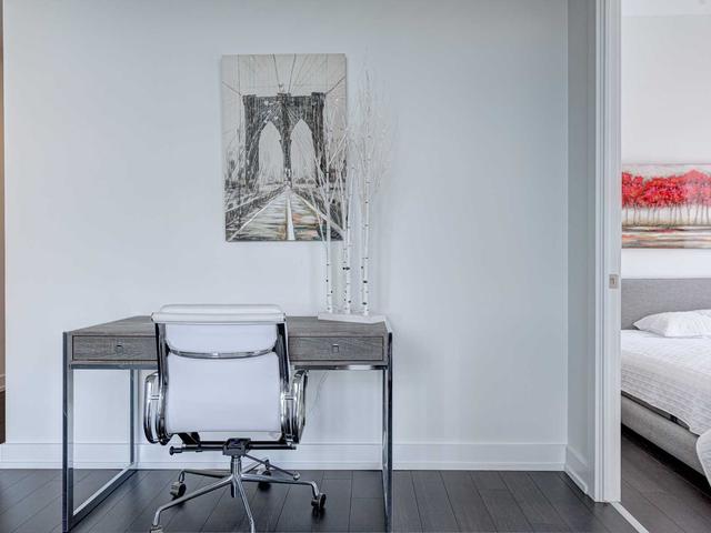 712 - 6 Parkwood Ave