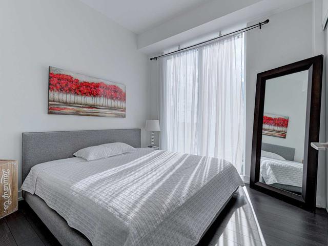 712 - 6 Parkwood Ave