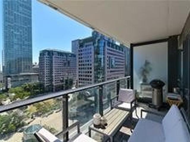 1004 - 224 King St W