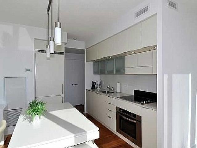 2003 - 110 Charles St E