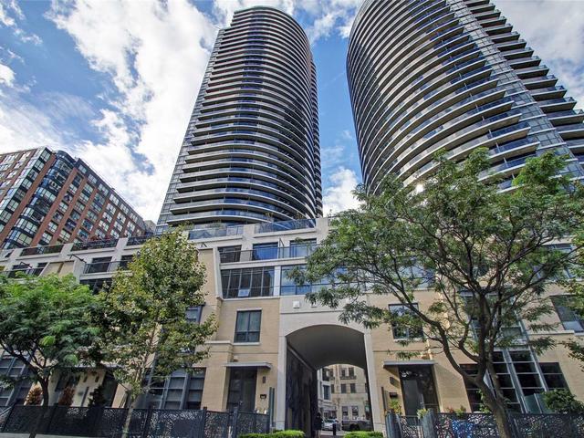 21 Carlton St, Unit 901