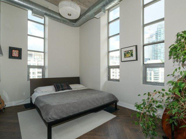 520 - 637 Lake Shore Blvd W