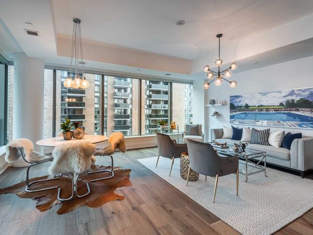 77 Charles St W, Unit 802