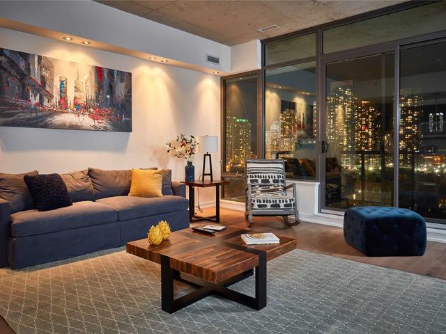 1112 - 560 King St W