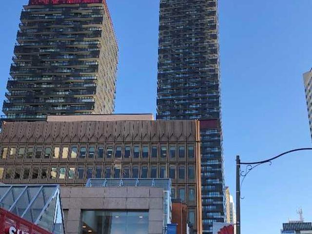 802 - 8 Eglinton Ave E