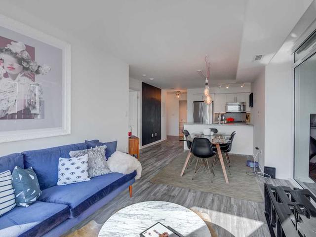 704 - 400 Adelaide St E