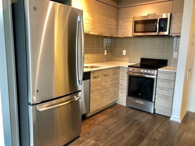 B1325 - 1100 King St W