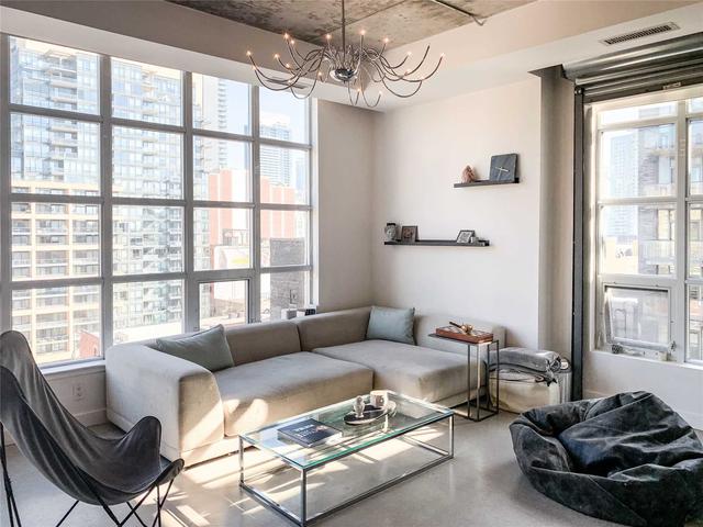 23 Brant St, Unit 902