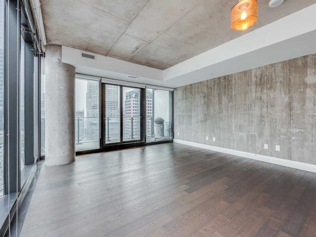 1004 - 224 King St W