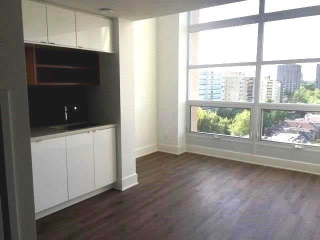 925 - 111 St Clair Ave W