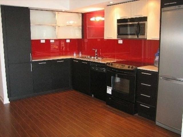 1905 - 25 Capreol Crt