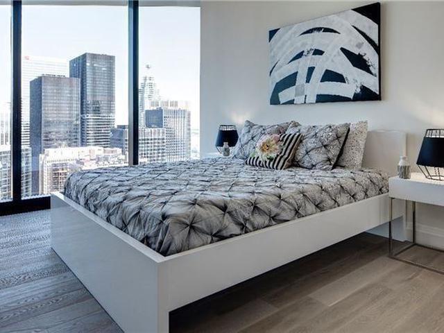 4401 - 224 King St W