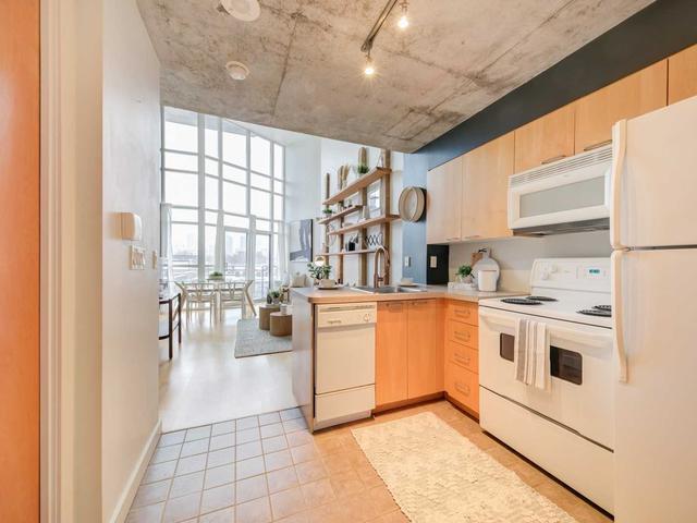 421 - 255 Richmond St E