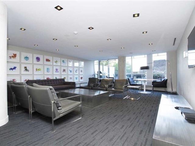 1001 - 318 King St E