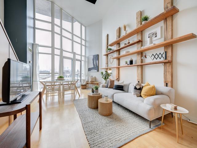 421 - 255 Richmond St E