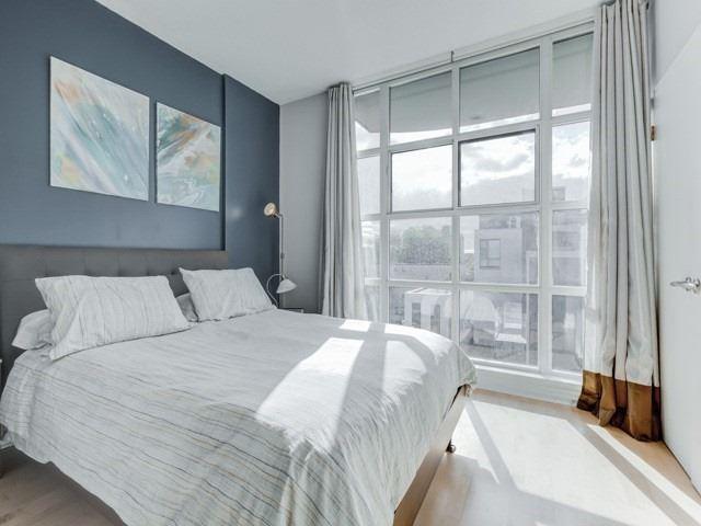 409 - 901 Queen St W