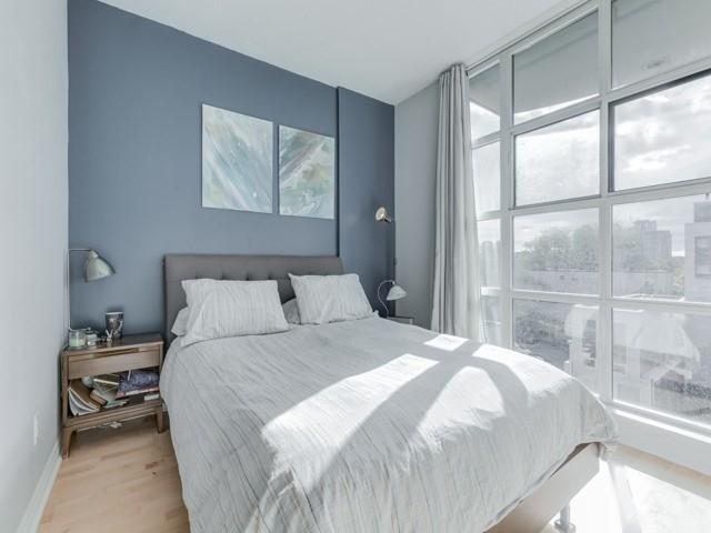 409 - 901 Queen St W