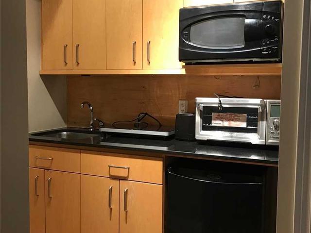 404 - 73 Richmond St W