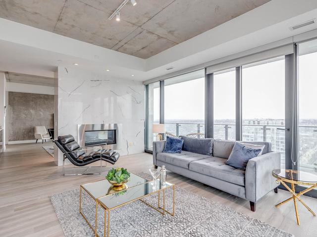 4401 - 224 King St W