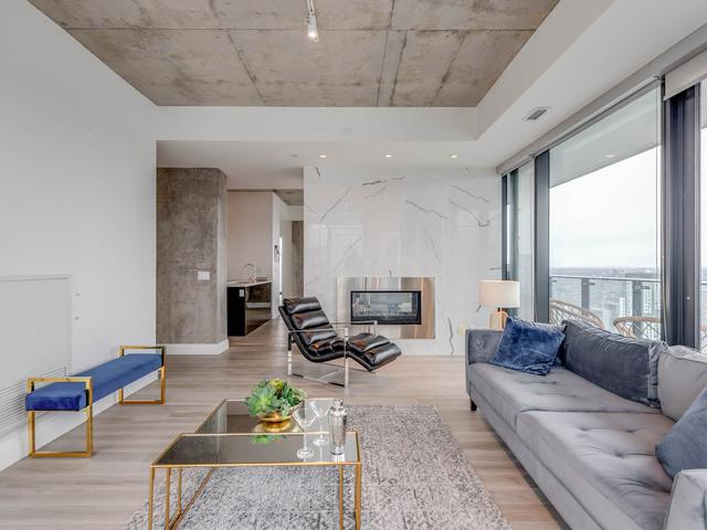 4401 - 224 King St W