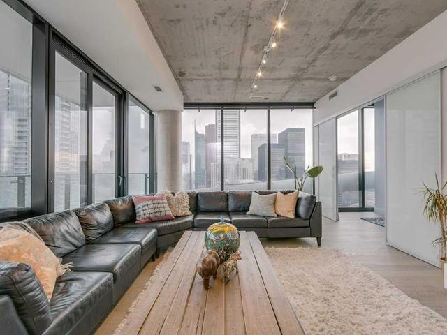 4201 - 224 King St W