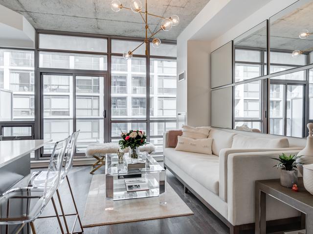 518 - 399 Adelaide St W