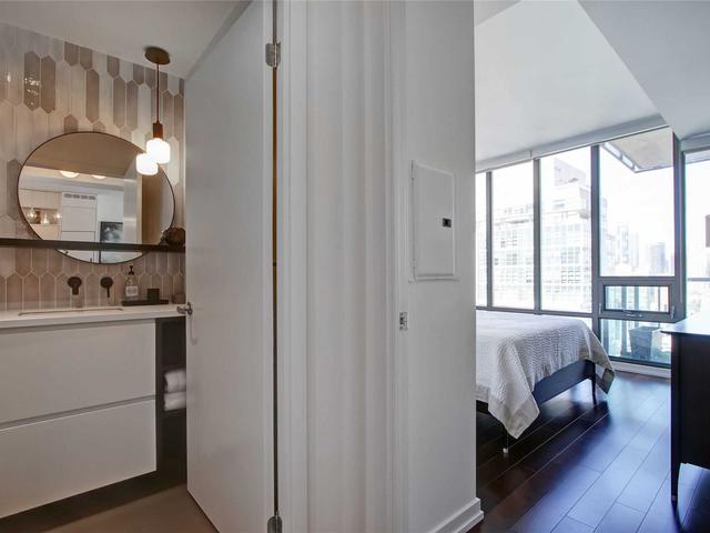 2004 - 33 Lombard St