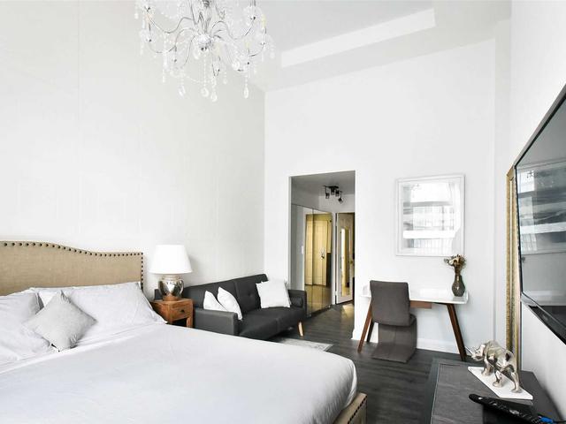 PH05 - 8 Wellesley St E