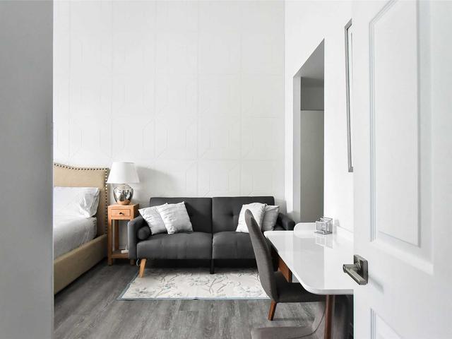 PH05 - 8 Wellesley St E