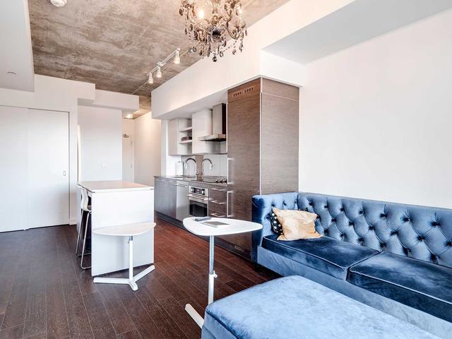 736 - 1030 King St W