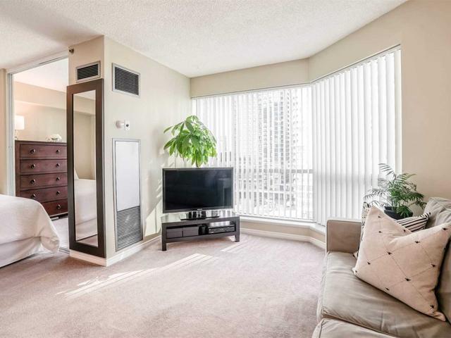 902 - 10 Queens Quay W