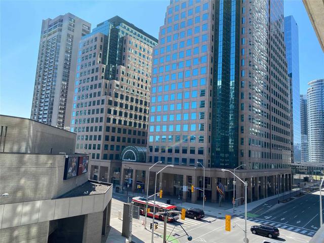 414 - 33 Bay St