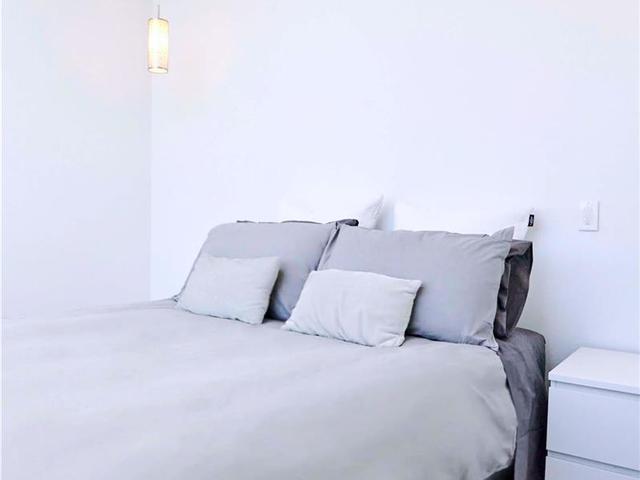 PH 14 - 399 Adelaide St W