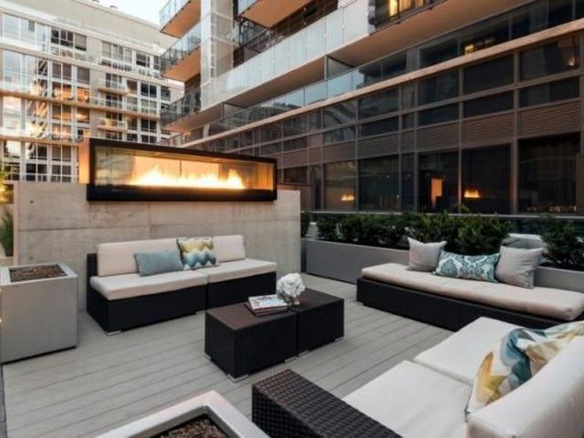 326 - 1030 King St W