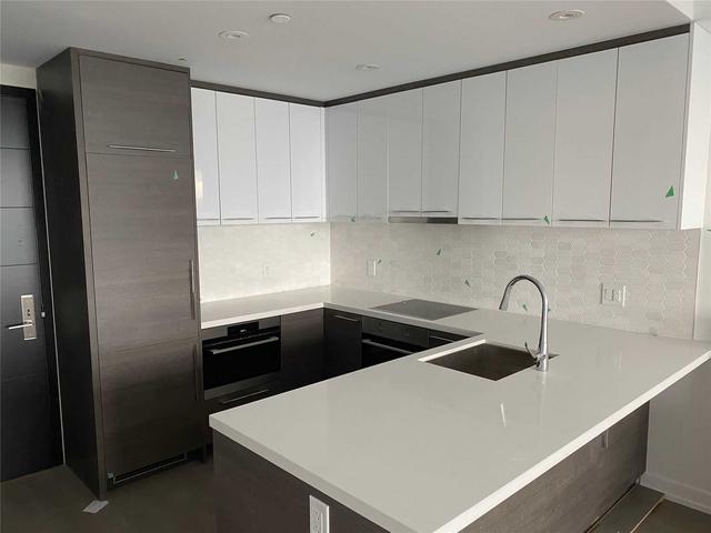 3212 - 488 University Ave