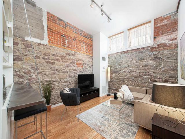 915 King St W, Unit 101